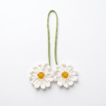 [BerryBow Canonical] BB-CHR-FLR-WHT-02 | Hero | Twin Daisy Crochet Car Charm – Handmade by Berry Bow
