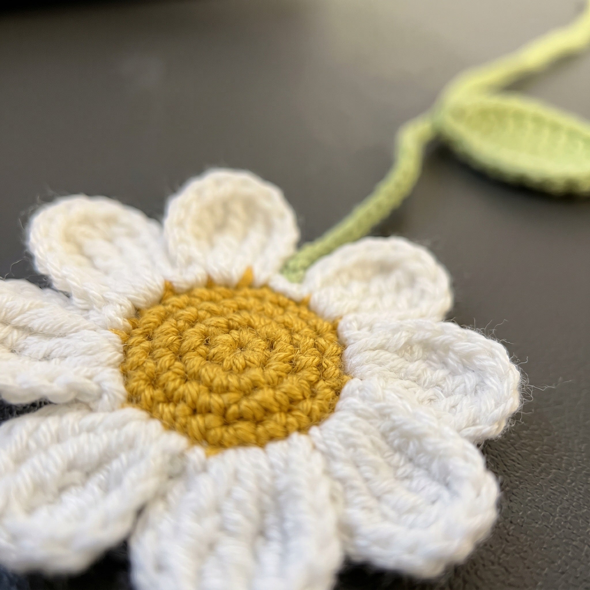 [BerryBow Canonical] BB-BM-DAI-WHT-01 | Detail | White Daisy Crochet Bookmark – Handmade by Berry Bow