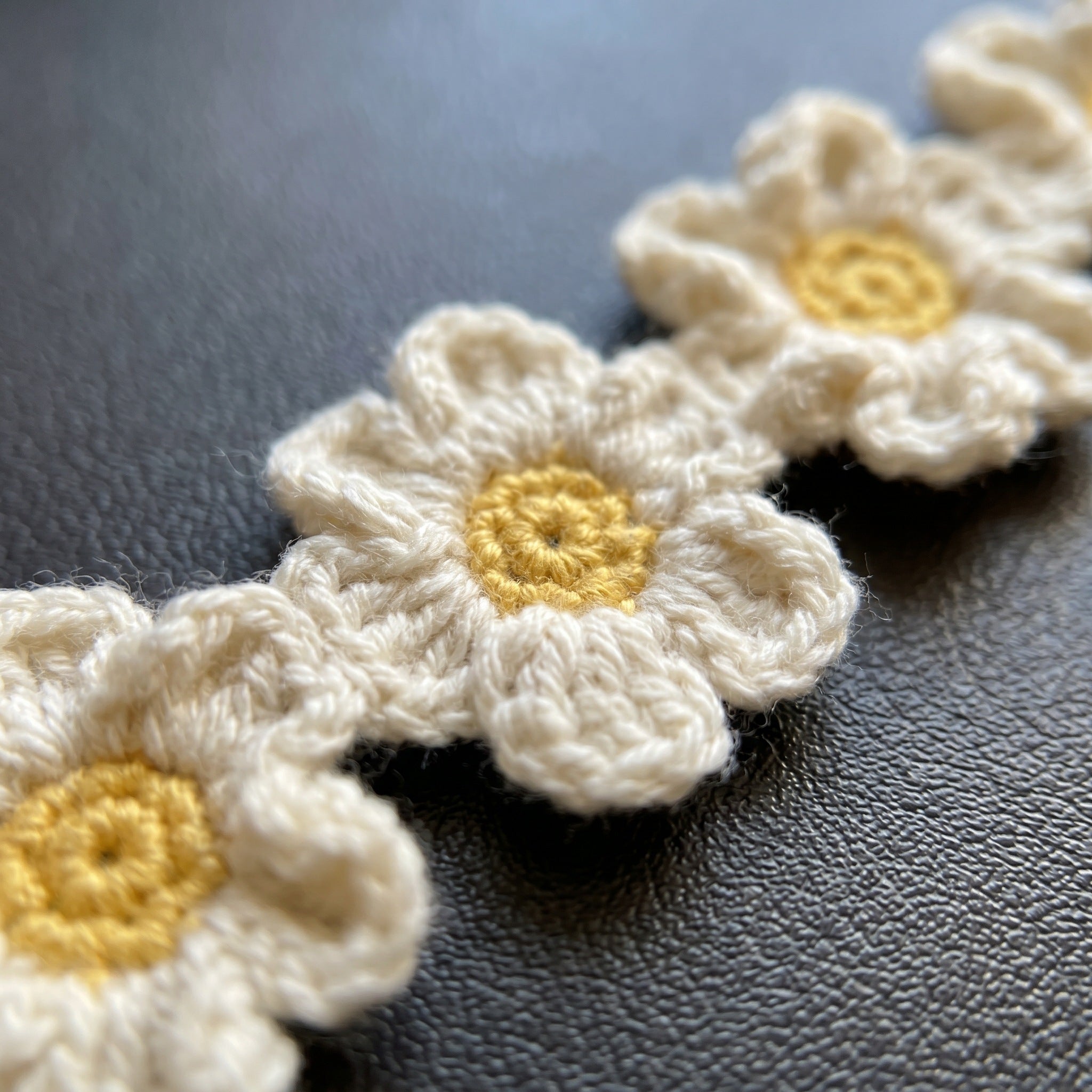 [BerryBow Canonical] BB-BM-DAI-WHT-02 | Detail | Daisy Chain Crochet Bookmark – Handmade by Berry Bow