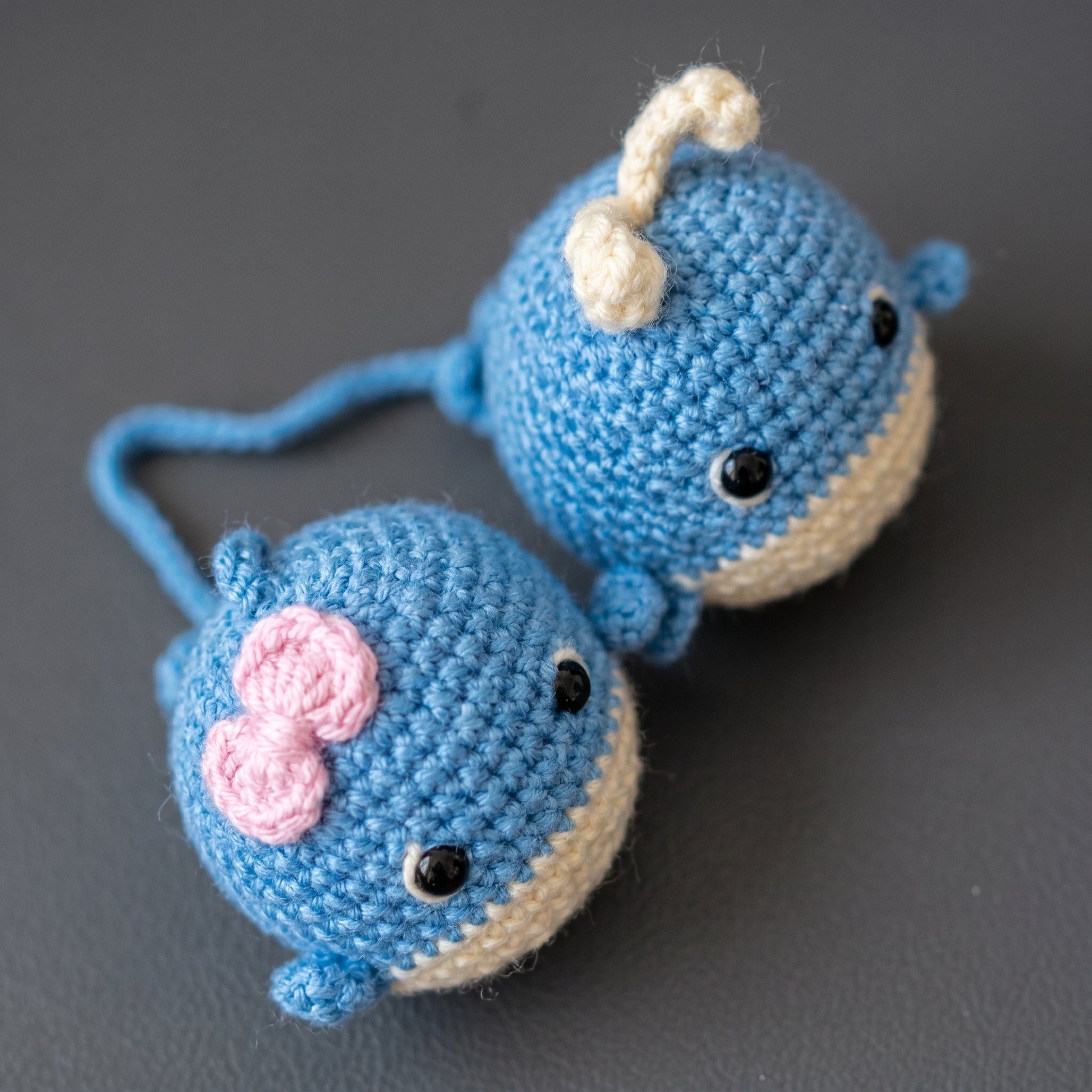 [BerryBow Canonical] BB-CHR-ANI-BLU-04 | Detail | Baby Whale Duo Crochet Car Charm – Handmade by Berry Bow
