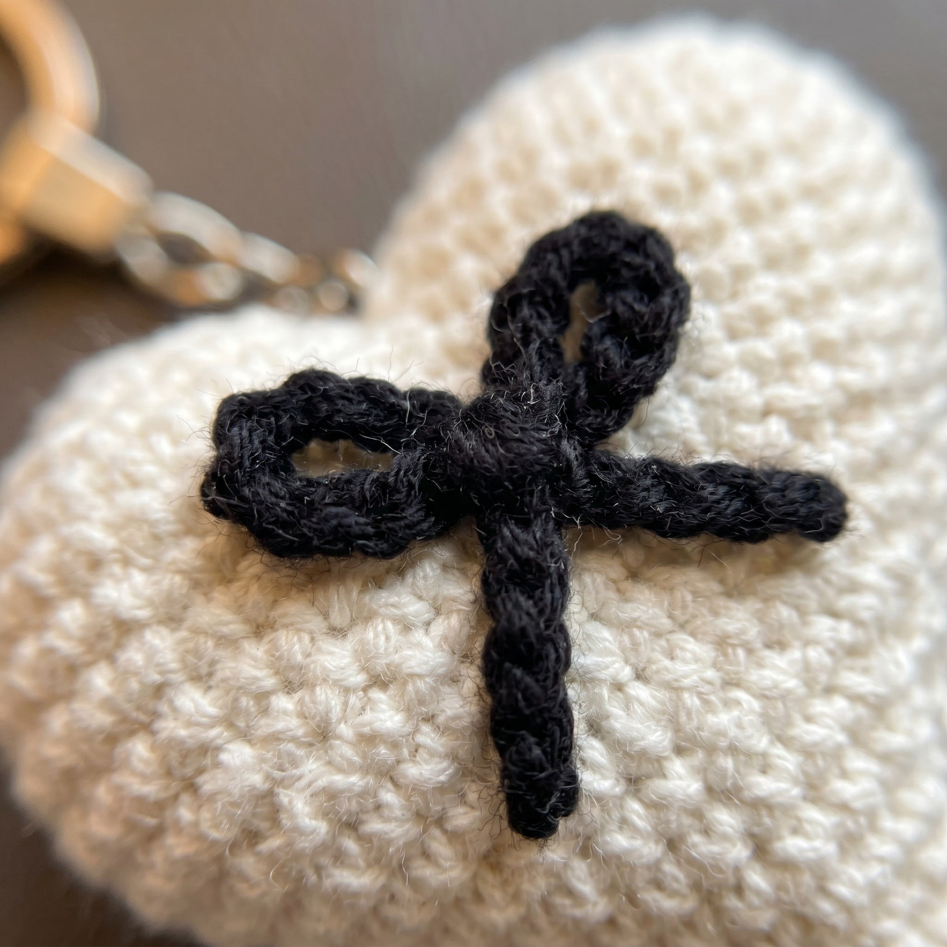 [BerryBow Canonical] BB-KC-HRT-WHT-01 | Detail | Black Bow Heart Crochet Keychain – Handmade by Berry Bow