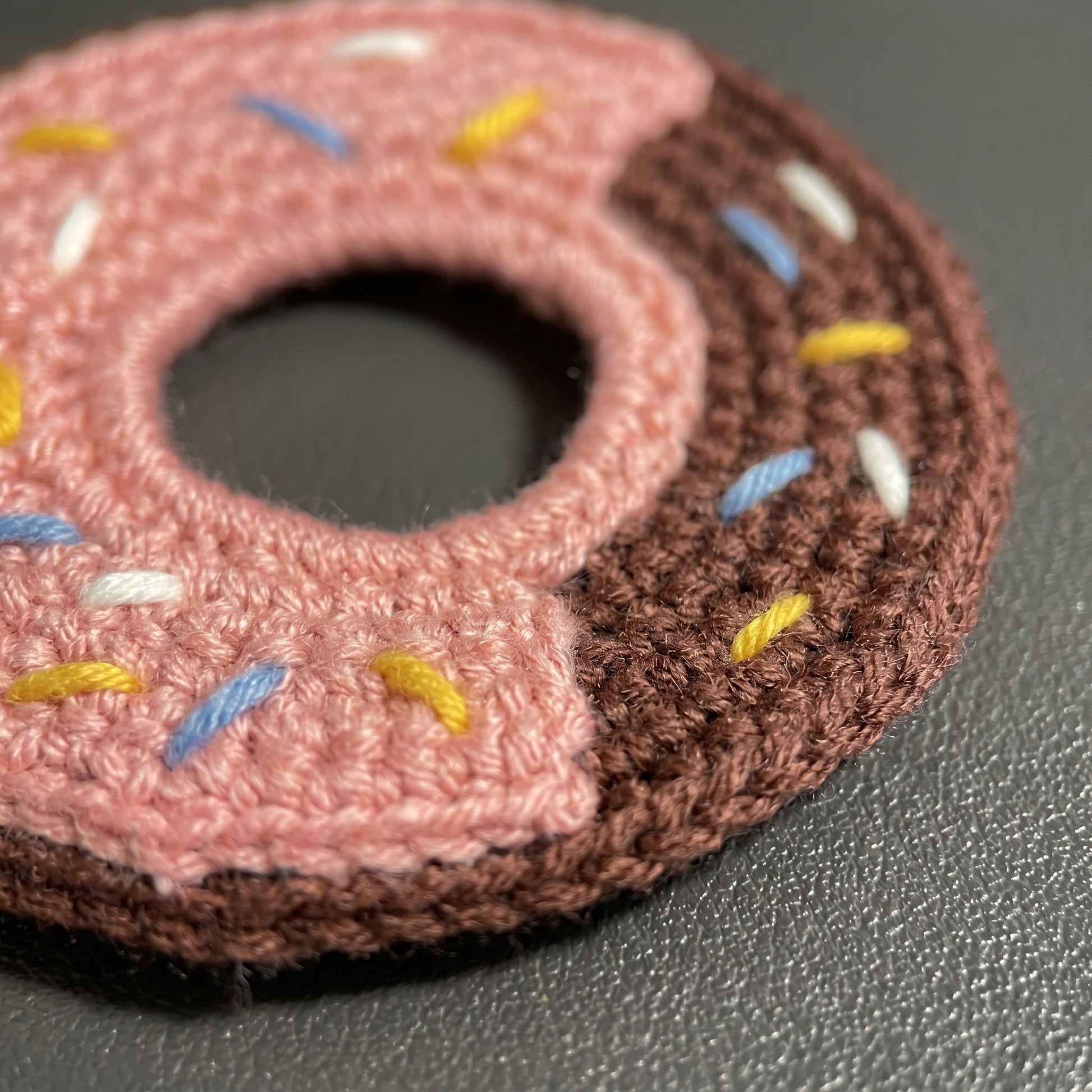 [BerryBow Canonical] BB-COS-FUN-MUL-01 | Detail | Donut Crochet Coaster – Handmade by Berry Bow