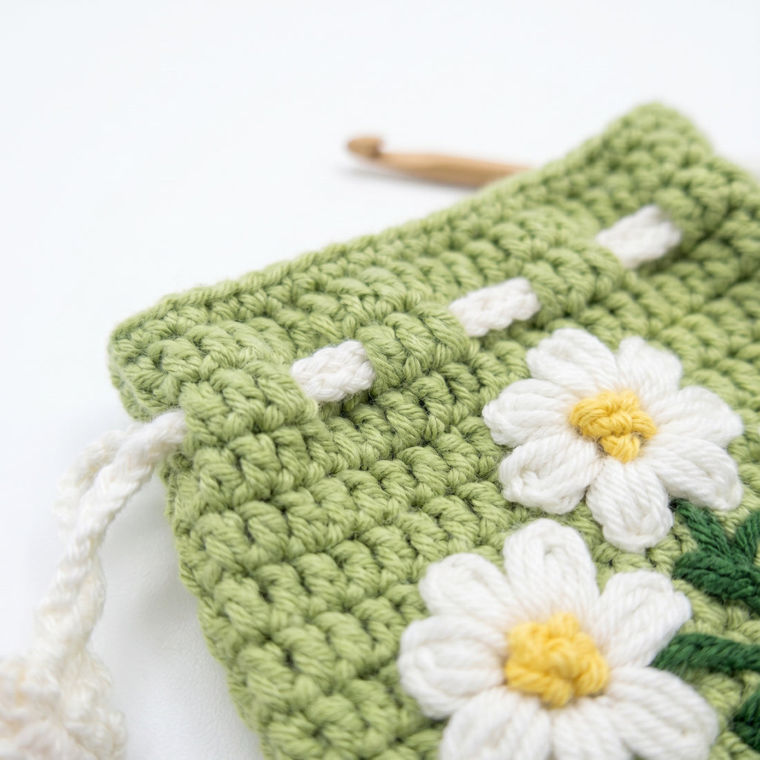 [BerryBow Canonical] BB-POU-GRN-DAI-03 | Hero | Green Daisy Crochet Pouch – Handmade by Berry Bow