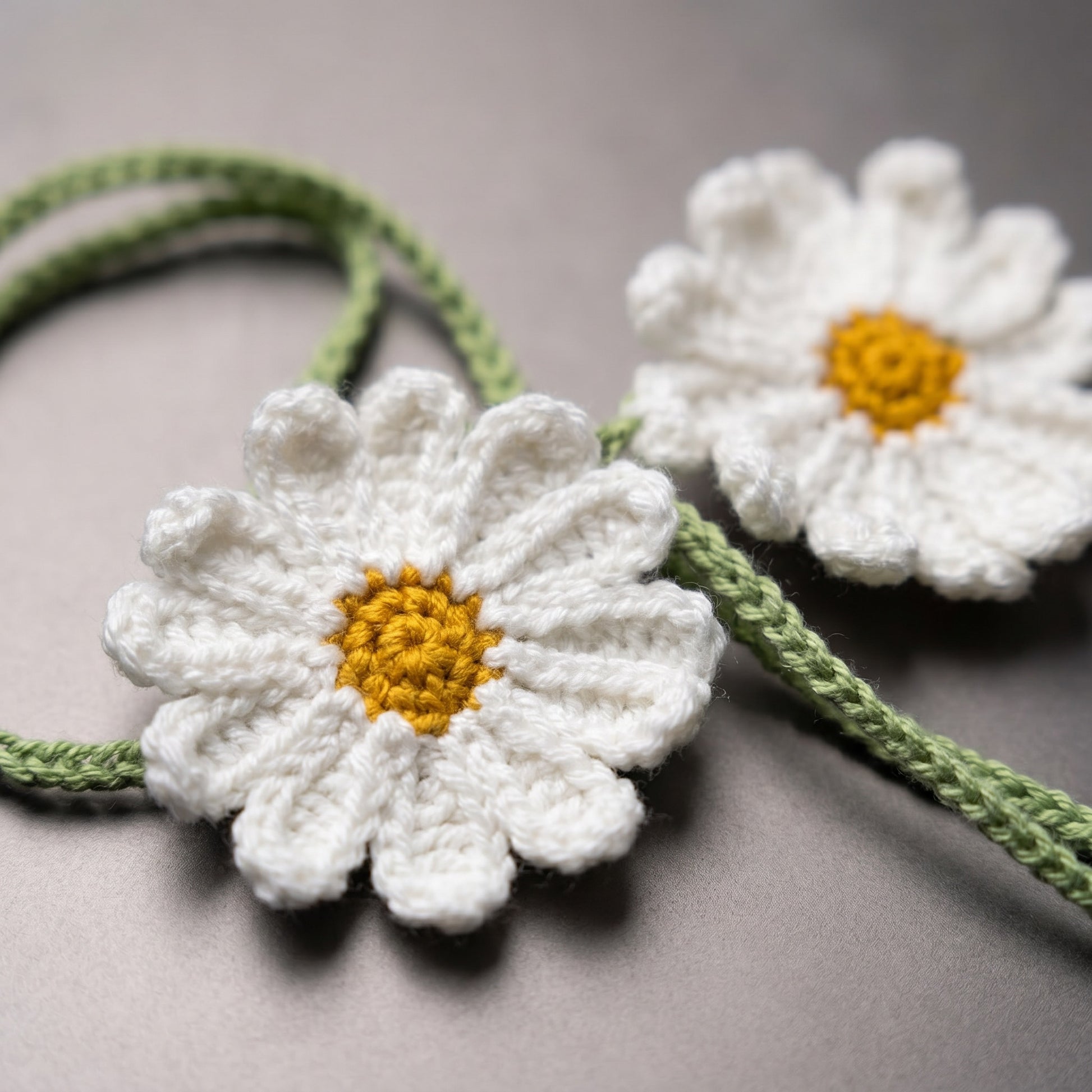 [BerryBow Canonical] BB-CHR-FLR-WHT-02 | Detail | Twin Daisy Crochet Car Charm – Handmade by Berry Bow