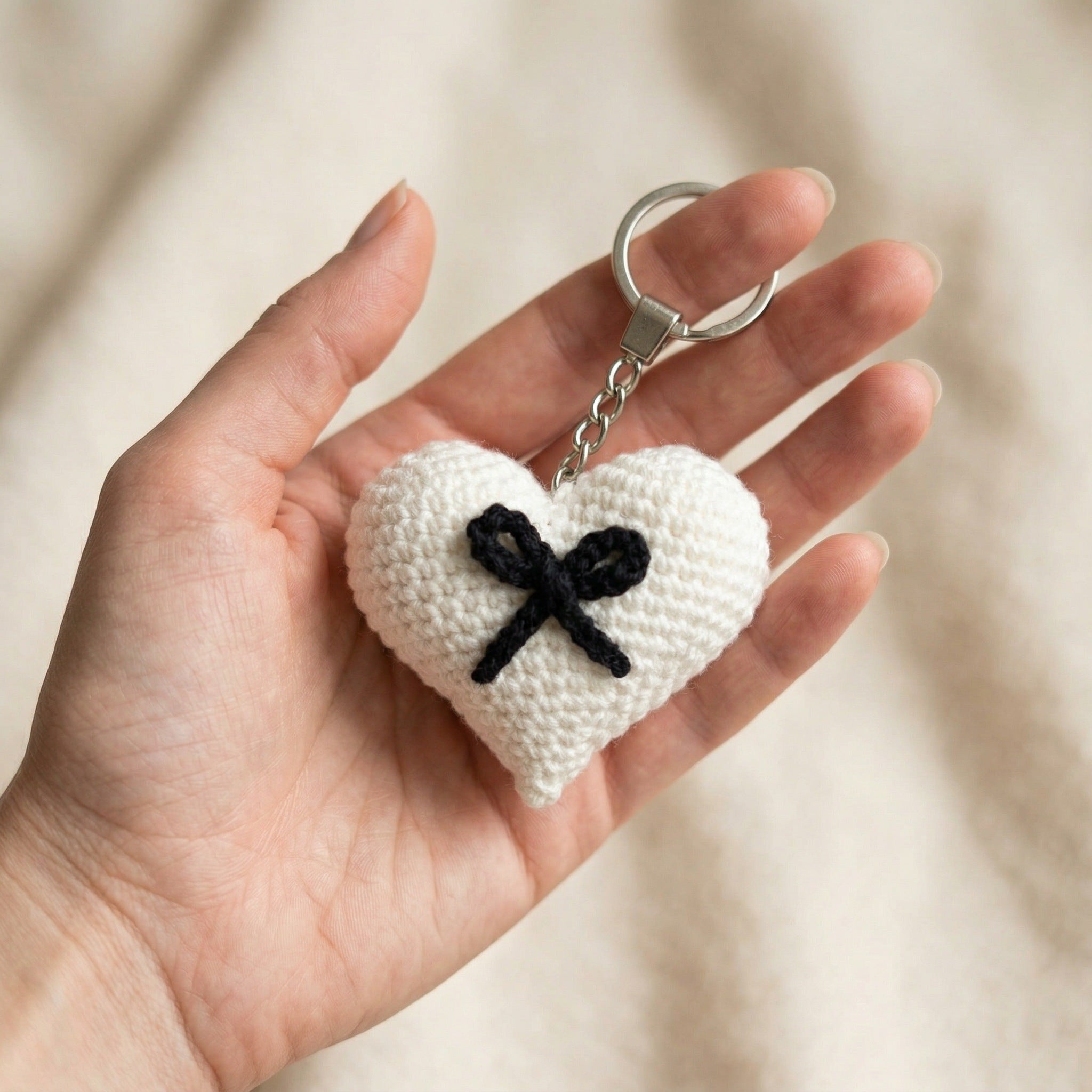 [BerryBow Canonical] BB-KC-HRT-WHT-01 | Scale | Black Bow Heart Crochet Keychain – Handmade by Berry Bow