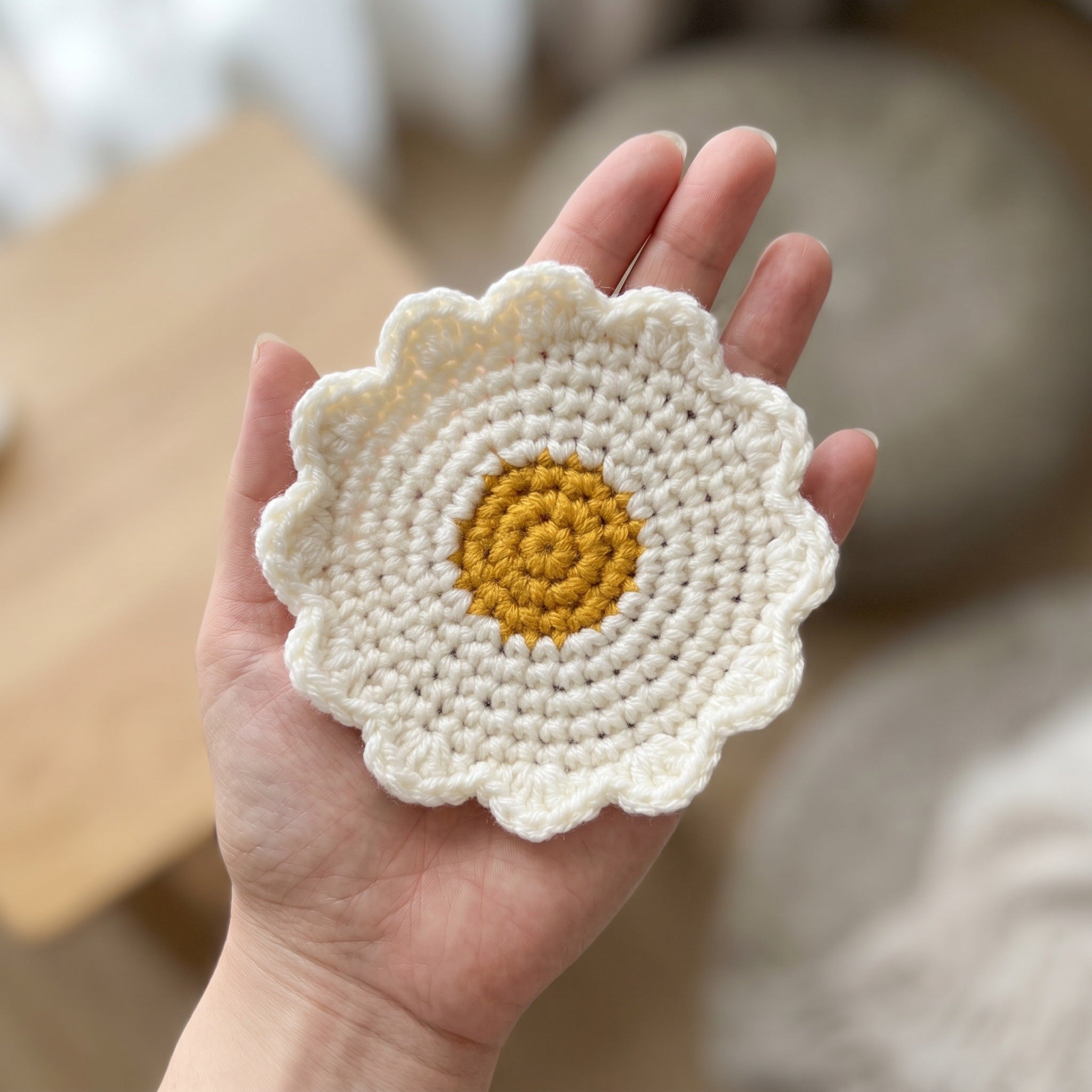 [BerryBow Canonical] BB-COS-FLR-WHT-01 | Scale | White Daisy Crochet Coaster – Handmade by Berry Bow