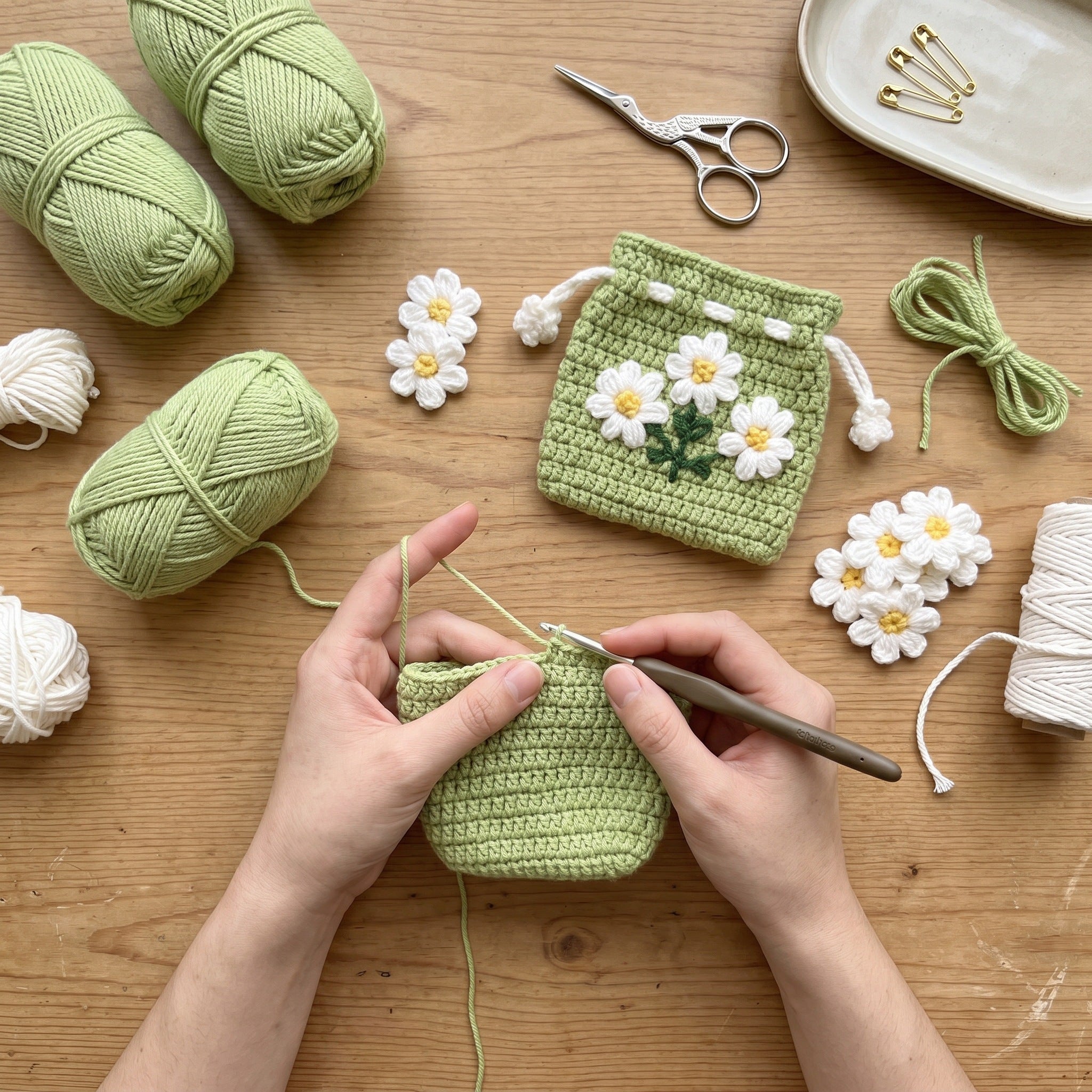 [BerryBow Canonical] BB-POU-GRN-DAI-03 | Making | Green Daisy Crochet Pouch – Handmade by Berry Bow