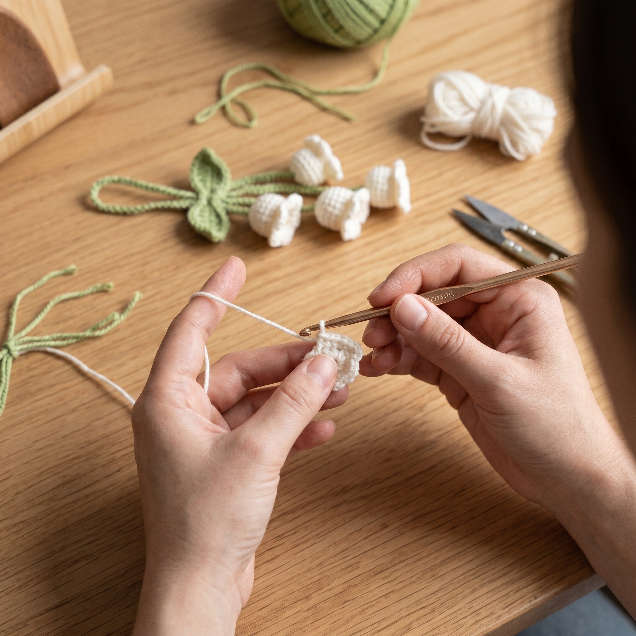 [BerryBow Canonical] BB-CHR-FLR-WHT-03 | Making | White Lily Crochet Car Charm – Handmade by Berry Bow